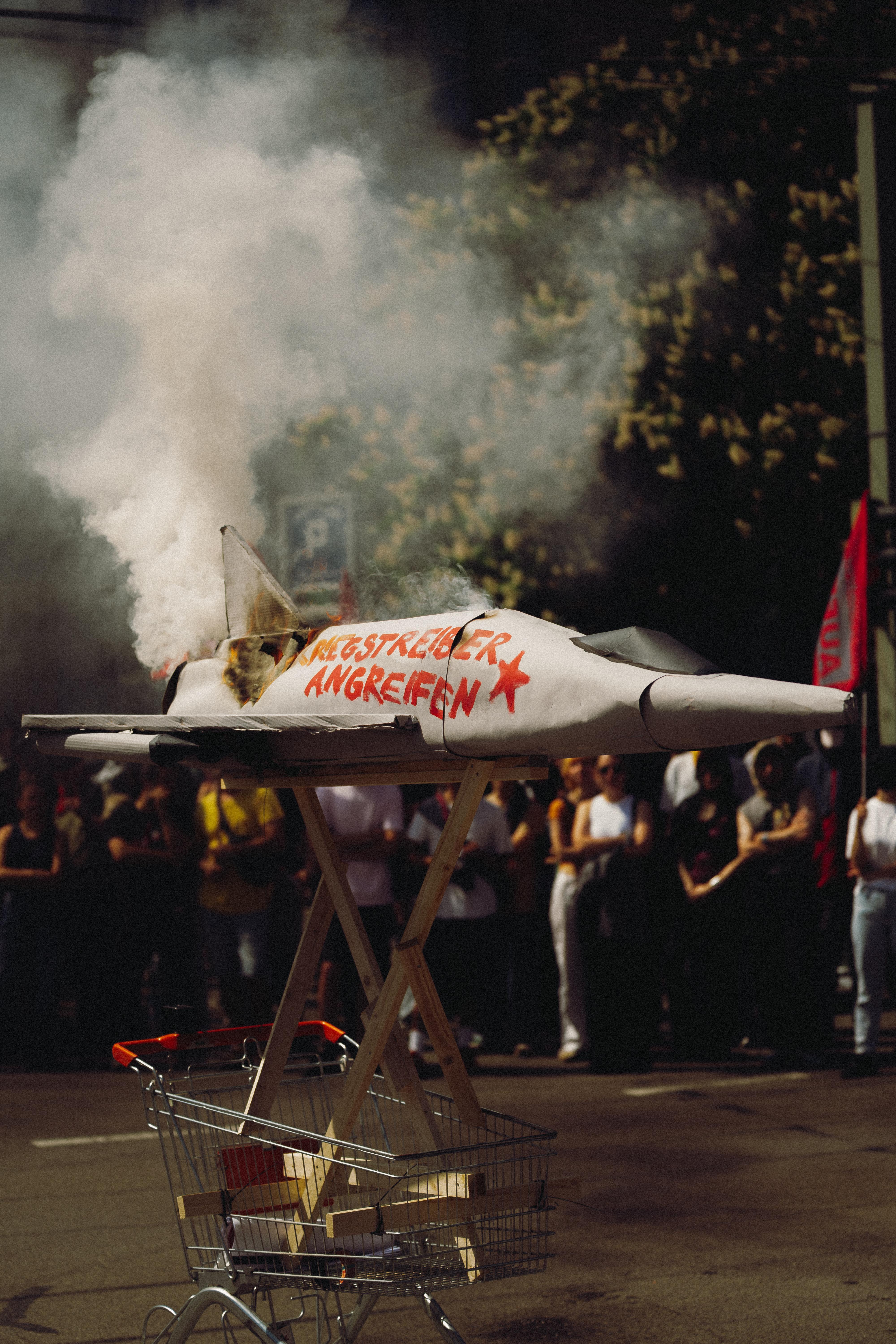 Modell eines Kampfjets wird abgefackelt