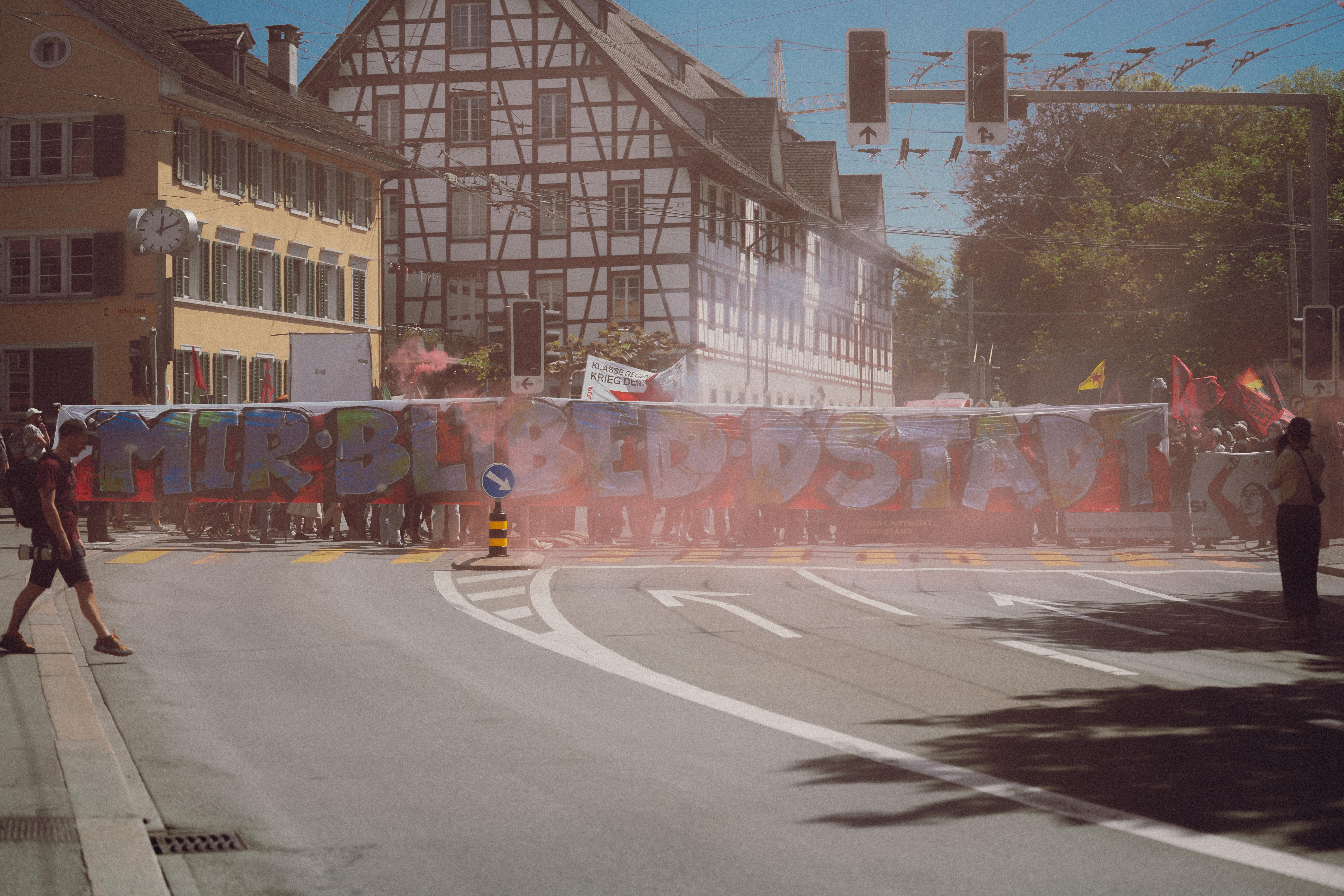 Technikumstrasse wird mit Langem Transparent abgeriegelt für Besetzung