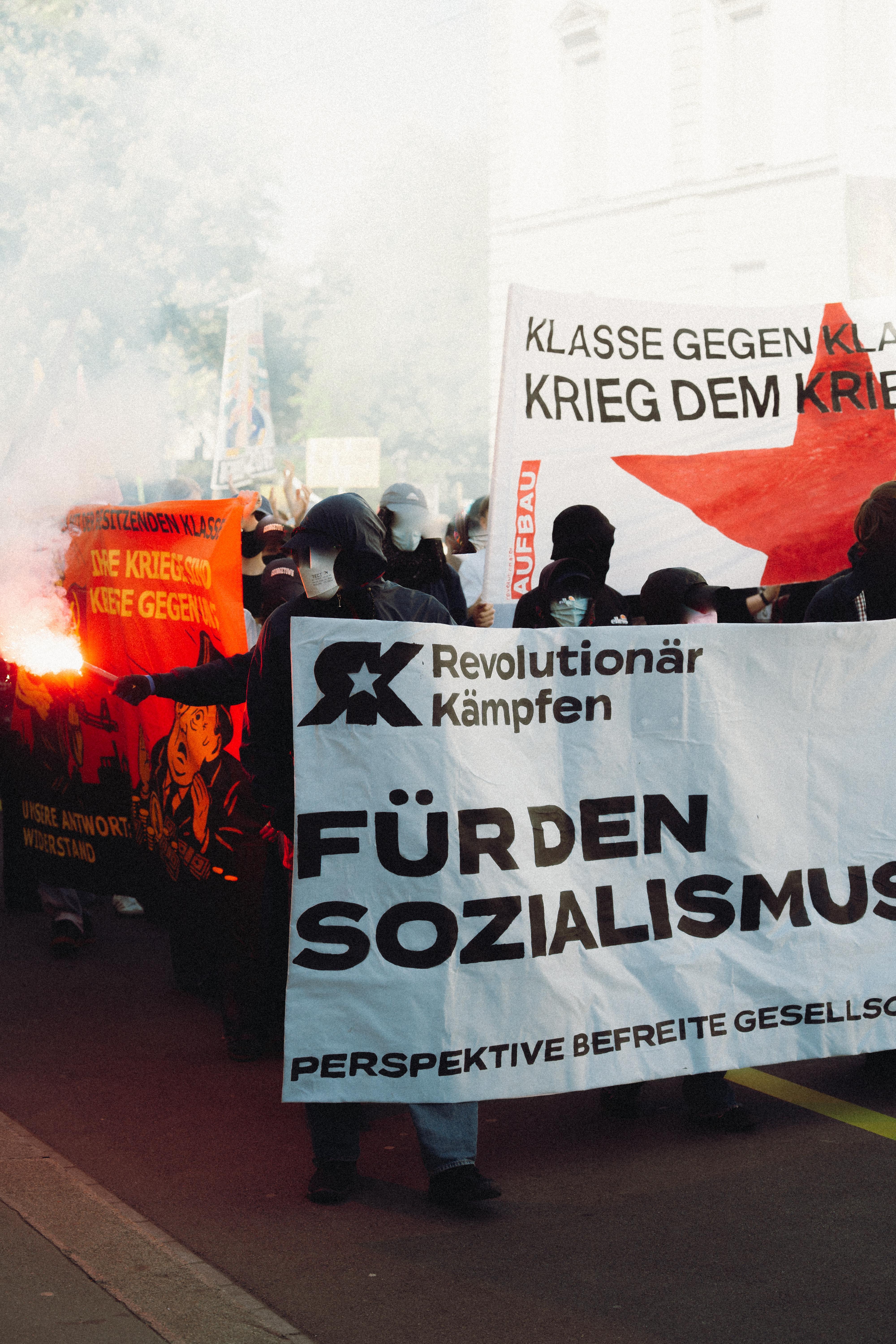 Transparent von Revolutionär Kämpfen mit Pyro