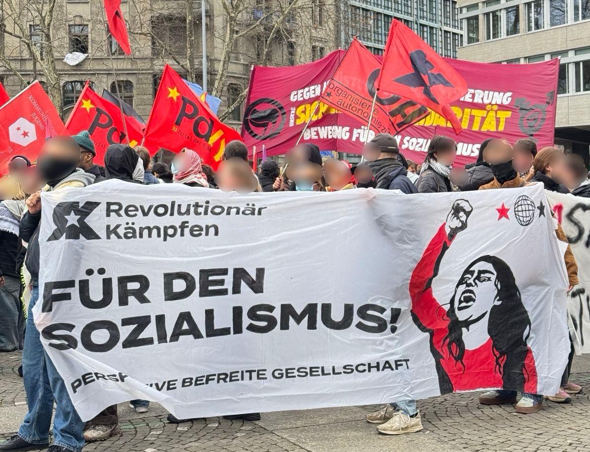 transparent mit aufschrift: Revolutionär Kämpfen - für den Sozialismus