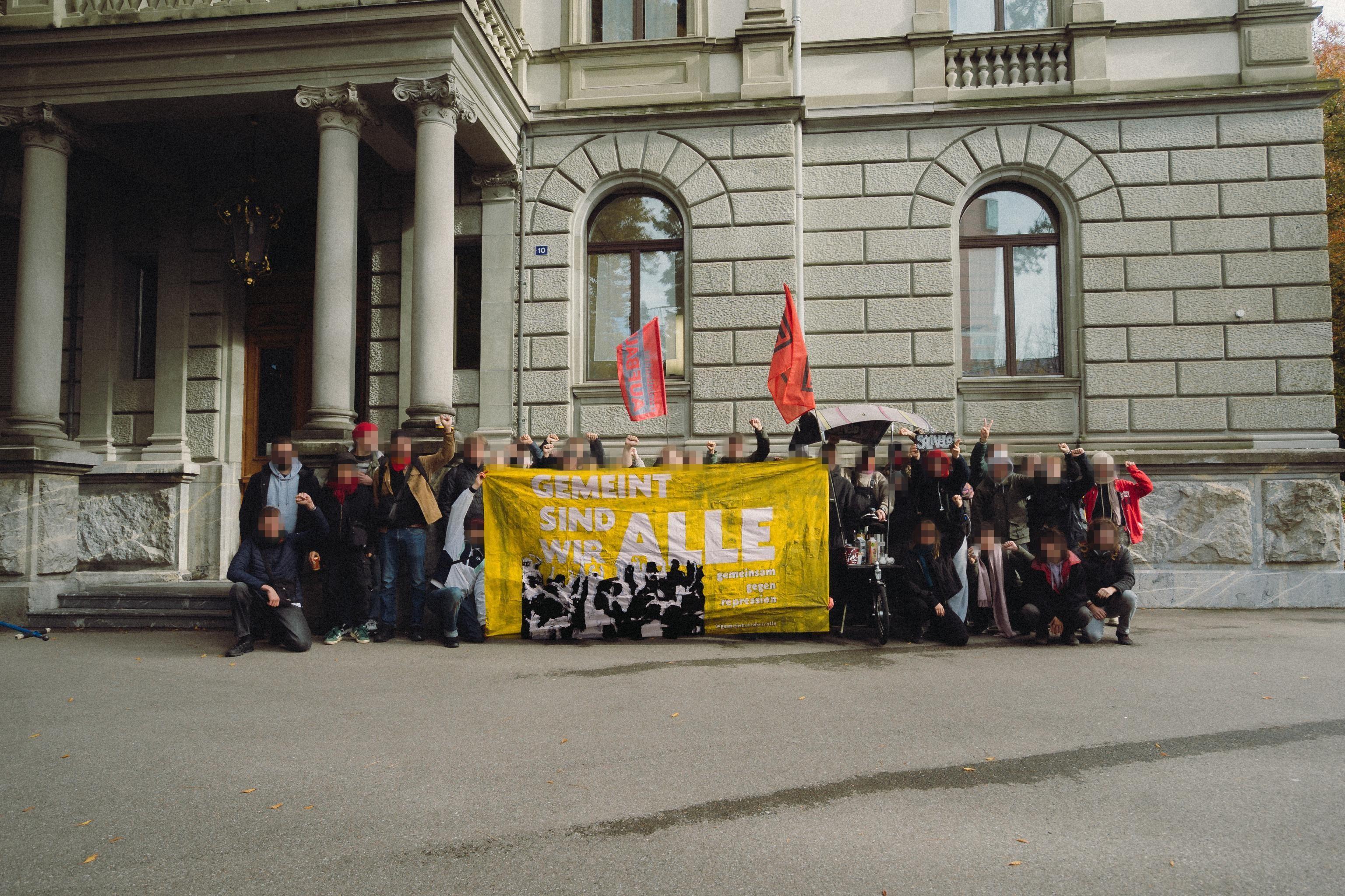 Leute Hinter Transparent mit Aufschrift Gemeint sind wir alle